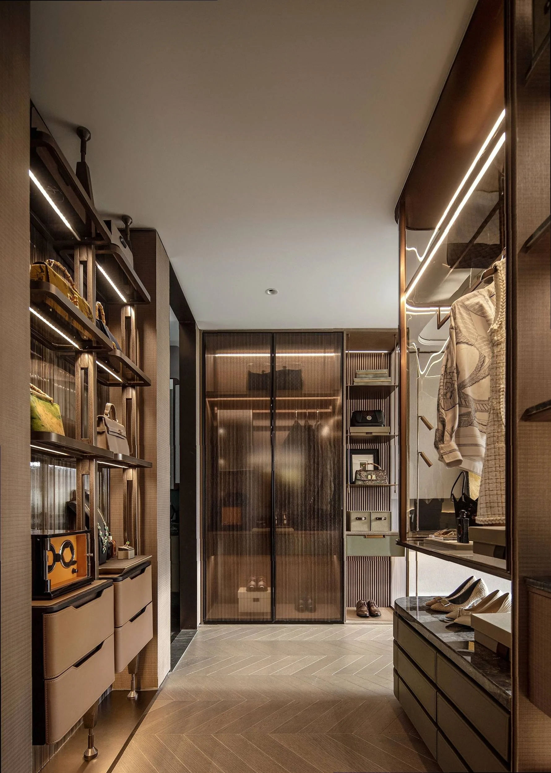 img-01 - 北京西岸 全屋定制·高定整装.></p><p>比如这张实景图里的绿色皮革抽屉柜+祥云浮雕墙板，就是按1799档实打实做的：橡胶木实木芯，不是贴皮压纹；宣伟水性漆罩面，喷完晾3天就能进屋，没刺鼻味；一门到顶做到2.75米，玻璃门和实木门厚度一致，五金统一金色拉丝——不是‘看起来像一套’，是真从工厂流水线上下来的一套。<img loading=