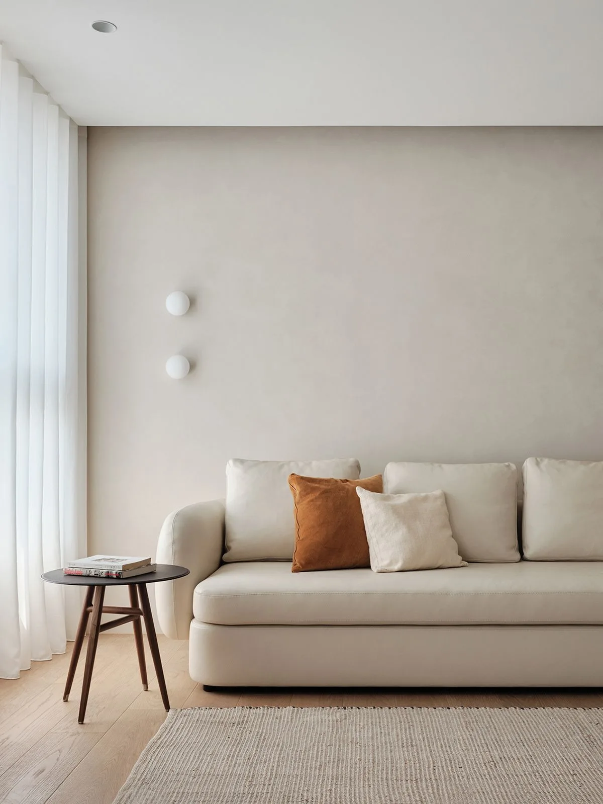 img-01 - 北京西岸 全屋定制·高定整装.></p><p>一门到顶做到2.75米,少两道收口缝,就少两处藏油污、积霉斑的地儿。北京冬天干燥、夏天闷潮,接缝一松动,柜子就“喘气”,潮气钻进去,板子鼓包、铰链松动,三年就得返工。</p><p><img loading=