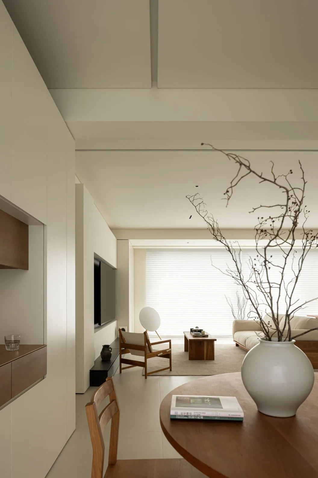 img-01 - 北京西岸 全屋定制·高定整装.></p><p>颜色统一做：门、墙、柜同批次生产，同色同漆。你看这张图里白色餐边柜和嵌入式书柜的衔接，没断层、没灰边，靠的是产线一次调色、统一喷涂。<img loading=