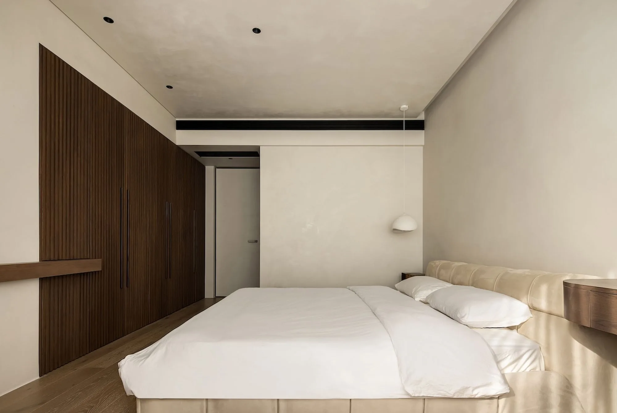 img-01 - 北京西岸 全屋定制·高定整装.>这张米色软包床头板+悬挂式木质床头柜，就是她家实景。漆面哑光，孩子写作业不反光——这点，很多厂连调都不调。</p><p>还有“同色”这事，糊弄人最多。图里这组黑长拉手+深棕门板（<img loading=