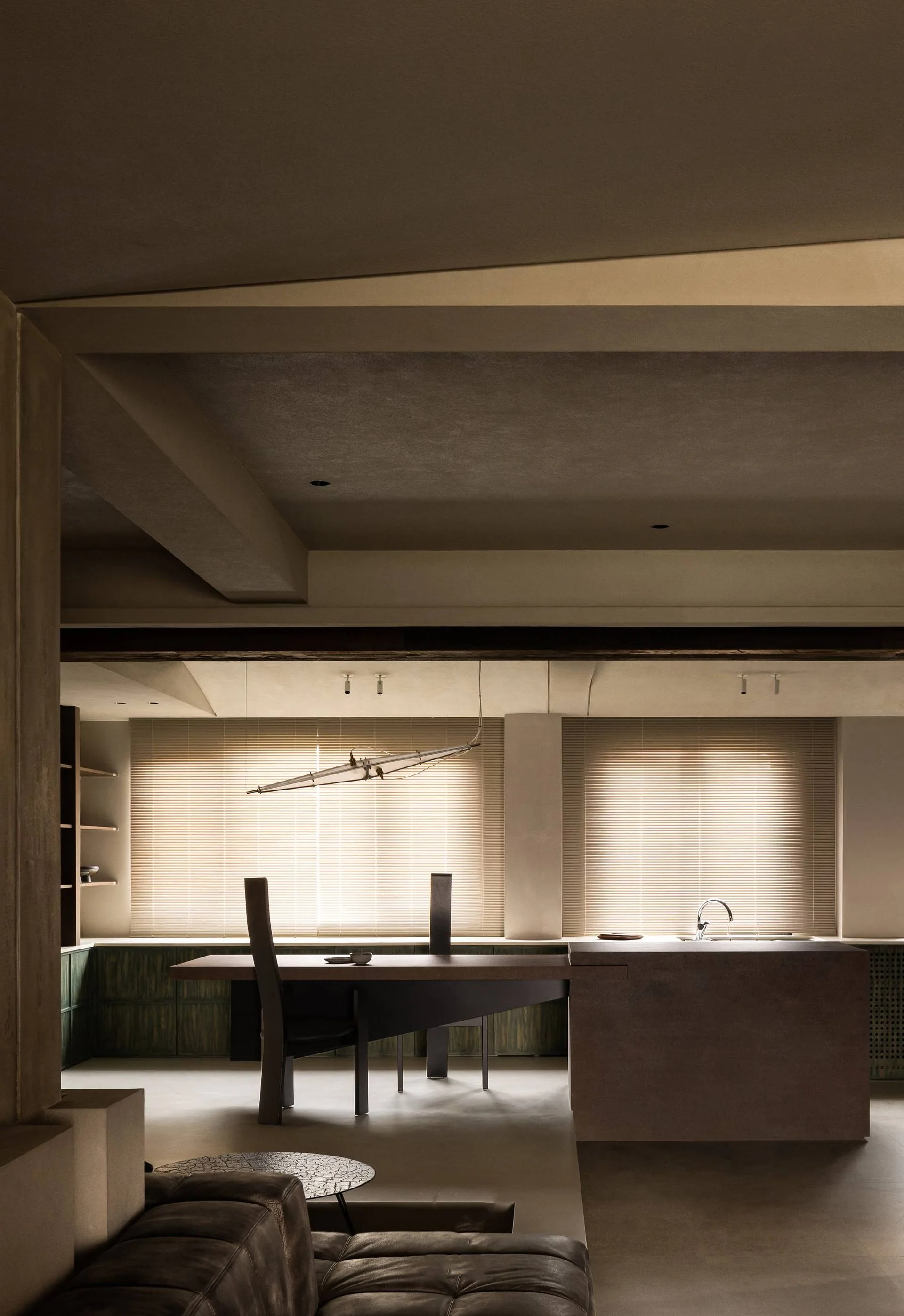 img-01 - 北京西岸 全屋定制·高定整装.></p><p>门墙柜一体生产、同源同色。你见过客厅柜和卧室门差半度色的吧？那是不同批次喷的。我们一单定色，全屋拉齐。<img loading=