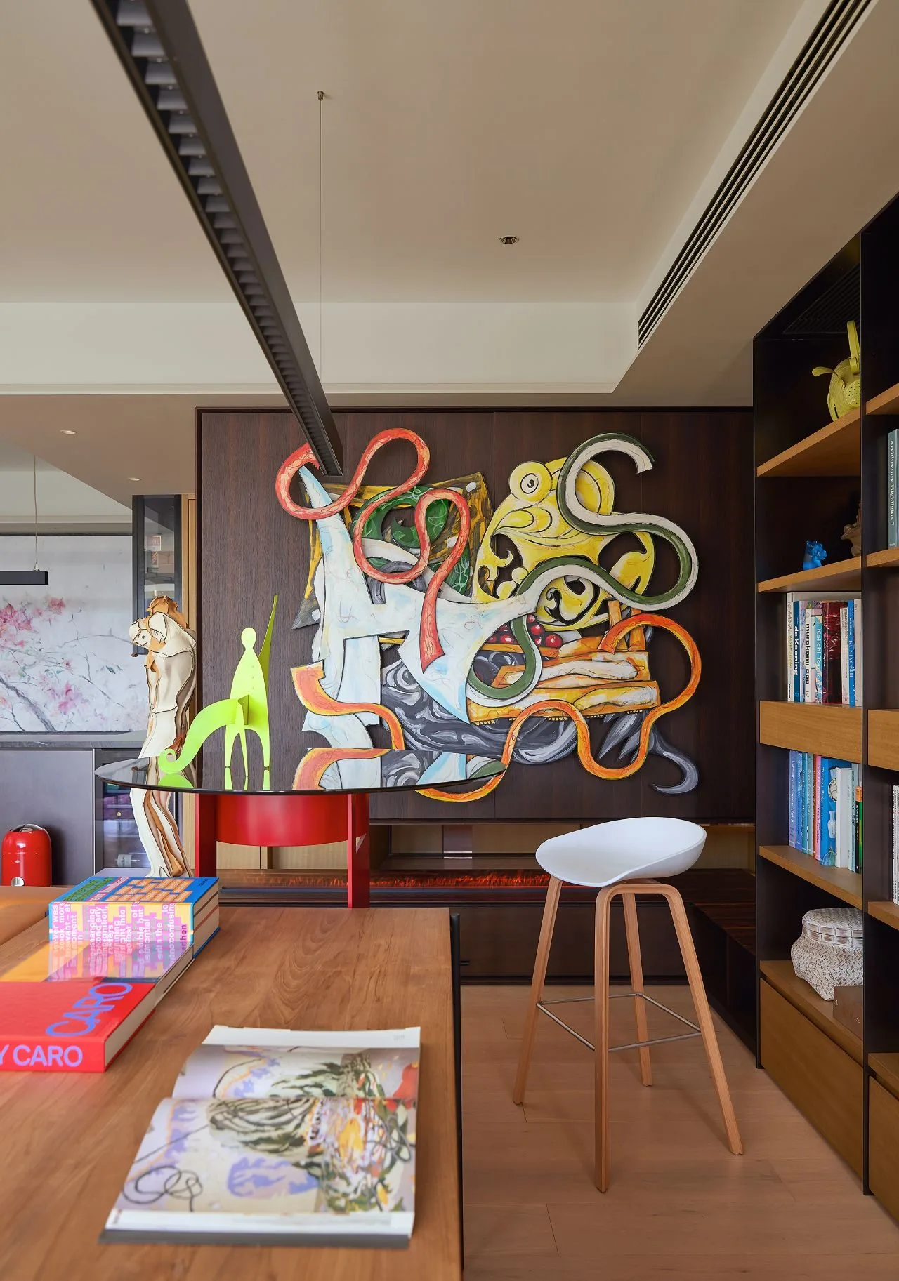 img-01 - 北京西岸 全屋定制·高定整装.></p><p>有业主问：“1799一平，真能用上实木和宣伟漆？”<br>我直接带他去顺义工厂看喷漆线——柜体、门板、墙板同一批次漆一块儿喷，颜色才真同源同色；一门到顶做到2.75米，整块料压的，不是拼的。<img loading=