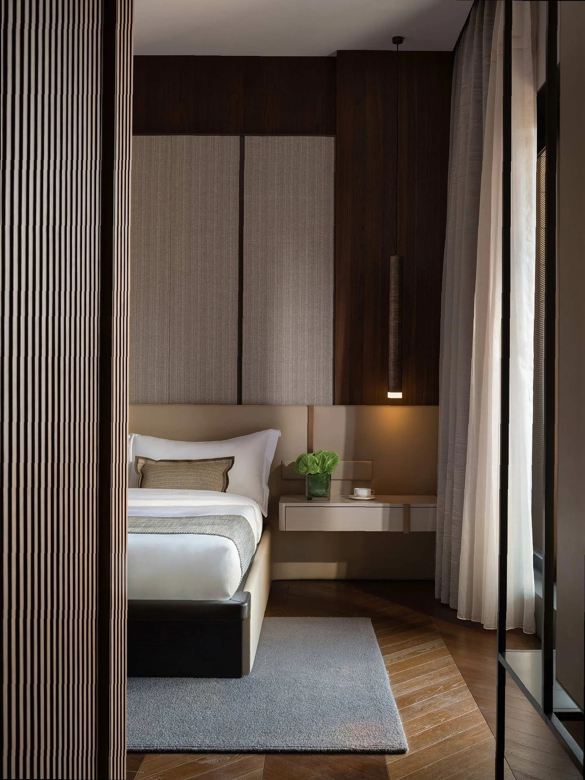 img-01 - 北京西岸 全屋定制·高定整装.></p><p>门墙柜一体生产，同一批漆、同一台设备、同一拨师傅调色。你看这张图，深棕柜体+同色墙板+无框门，一条线到底，不是靠PS修出来的。<img loading=