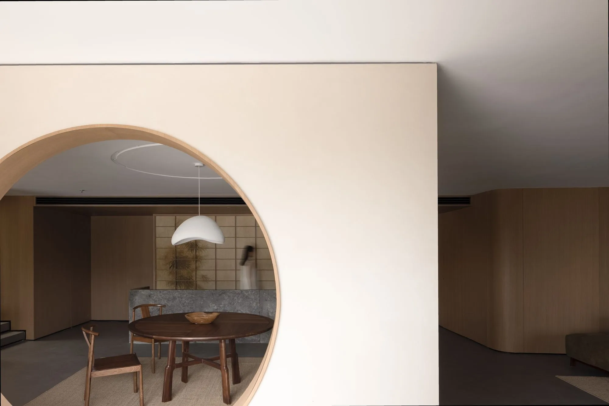 img-01 - 北京西岸 全屋定制·高定整装.></p><p>顺义工厂直供,五年质保。售后师傅拿着图纸上门,不扯皮不甩锅。上周亦庄一个92㎡极简风复式,一门缝隙不对,当场拆下重调铰链,半小时搞定。</p><p>省钱不是抠材质,是砍掉中间商、样板间租金、设计师提成这些虚火。你信得过,我们就敢把木头和漆摆你眼前看。<img loading=