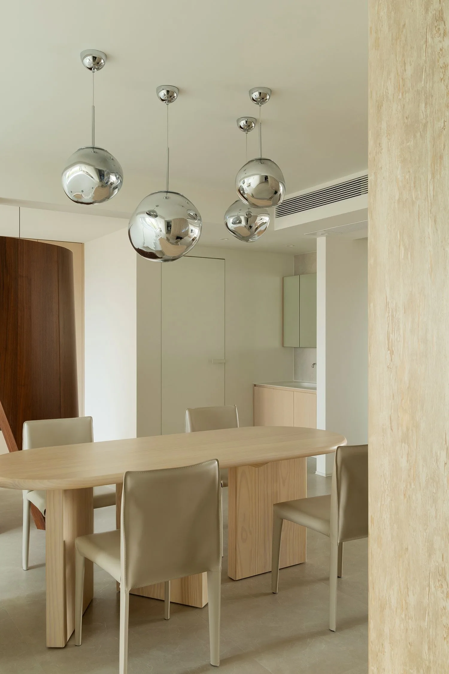 img-01 - 北京西岸 全屋定制·高定整装.></p><p>有业主问:“1799能一门到顶吗?”能。2.75米通高柜门,橡胶木实木芯加厚处理,不晃不弯。五金配国产一线缓冲铰链,开合十年不松。不是所有厂都敢做——实木高门要控含水率、调漆温、留伸缩缝。这些活儿,我们厂里老师傅手把手盯。</p><p><img loading=