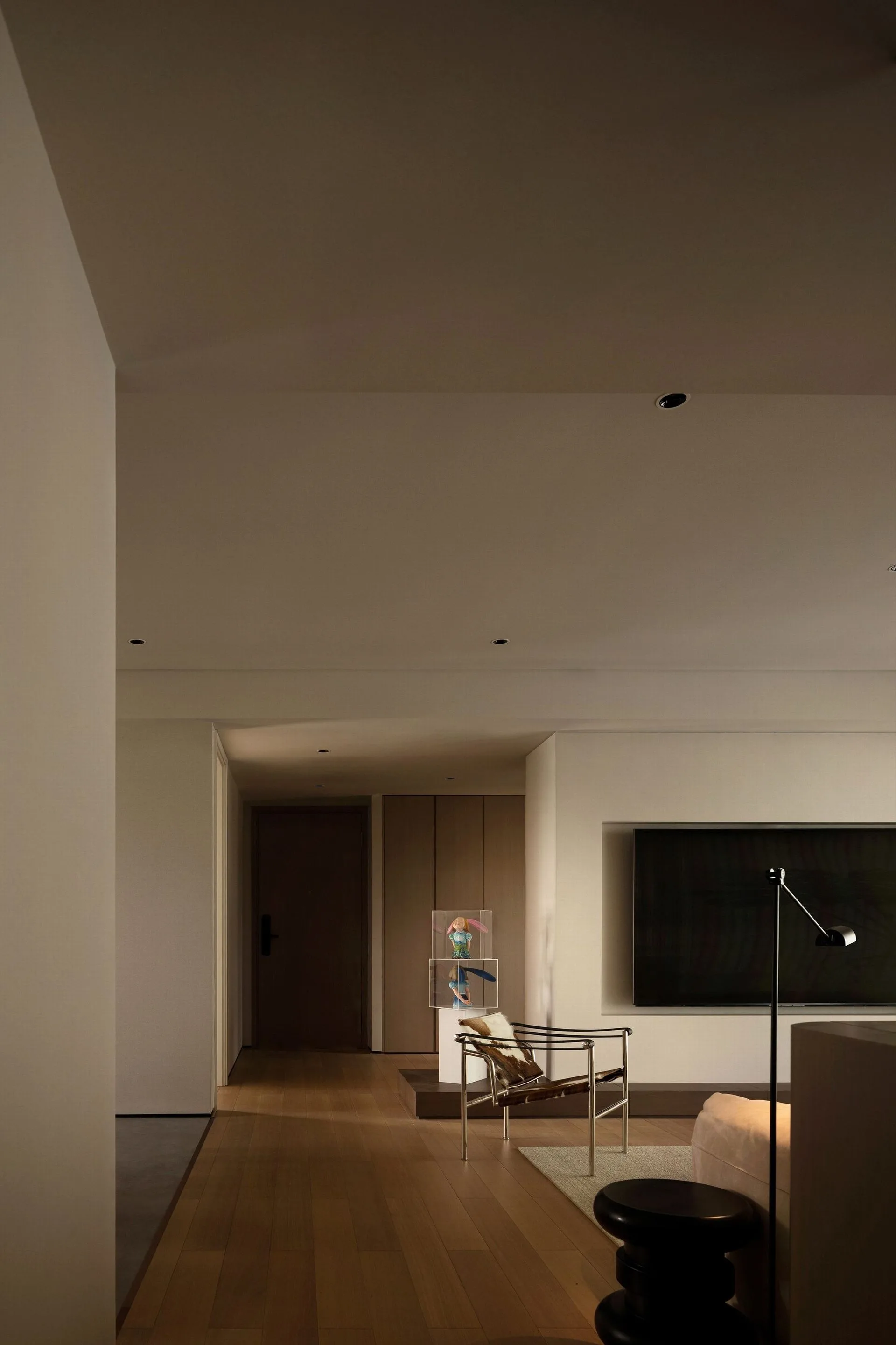 img-01 - 北京西岸 全屋定制·高定整装.></p><p>门墙柜同批次生产,真同色同质。顺义后沙峪一个客户,柜体、隐形门、护墙板全选2199档,现场拆箱比色卡,三者放一块儿,连灯光下阴影过渡都一致。<img loading=