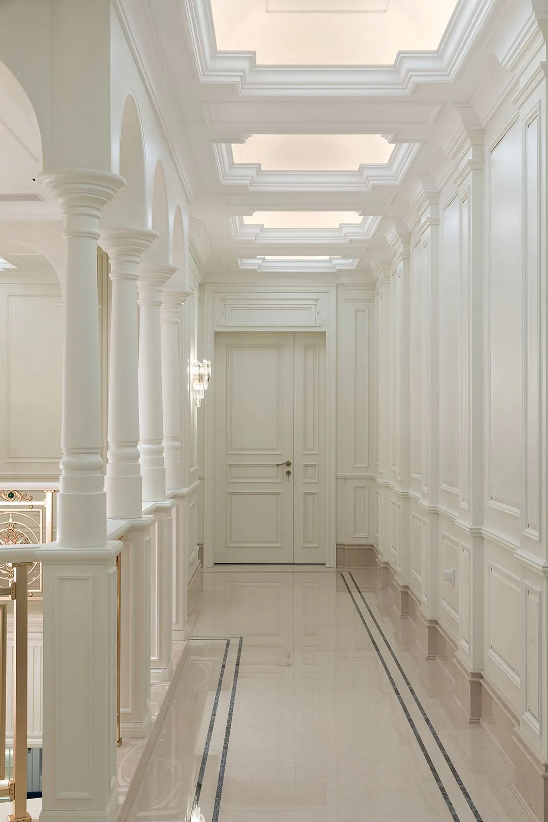 img-01 - 北京西岸 全屋定制·高定整装.></p><p>你摸过那扇2.75米一门到顶的法式门吗?不是贴皮板拼的,是整块橡胶木实木芯,45°斜拼收口,骨骼线压边。漆面没刺鼻味,采暖季装完通风7天,老人孩子就敢住。<img loading=
