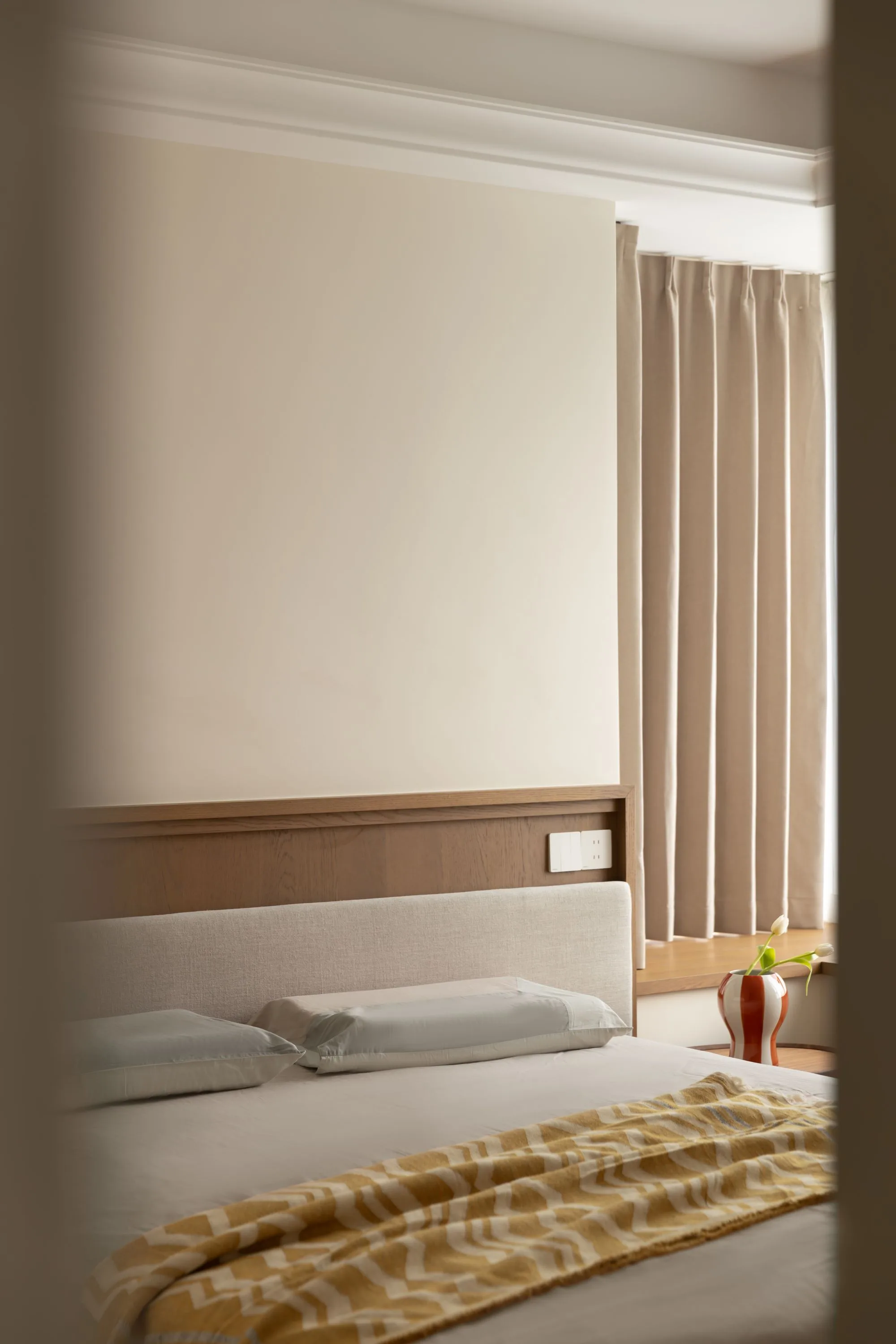 img-01 - 北京西岸 全屋定制·高定整装.></p><p>去年朝阳一客户,预算卡得死,最后选1799档,卧室+衣帽间全包,含一门到顶衣柜、隐形拉手木门、竖条纹墙板。入住前我亲自去闻了——没味。她发微信:“傅哥,娃睡整觉了。”</p><p>钱多不等于装好。基材不能将就,漆料不能省,色控不能甩给工人凭眼力。我们不做“差不多”,只做“这一批就是这一批”。</p><p>顺义工厂干了20年,见过太多卧室翻车现场。真想省心,不如先来厂里摸块板、闻下漆、看看喷房。不签单,也管顿盒饭。<img loading=