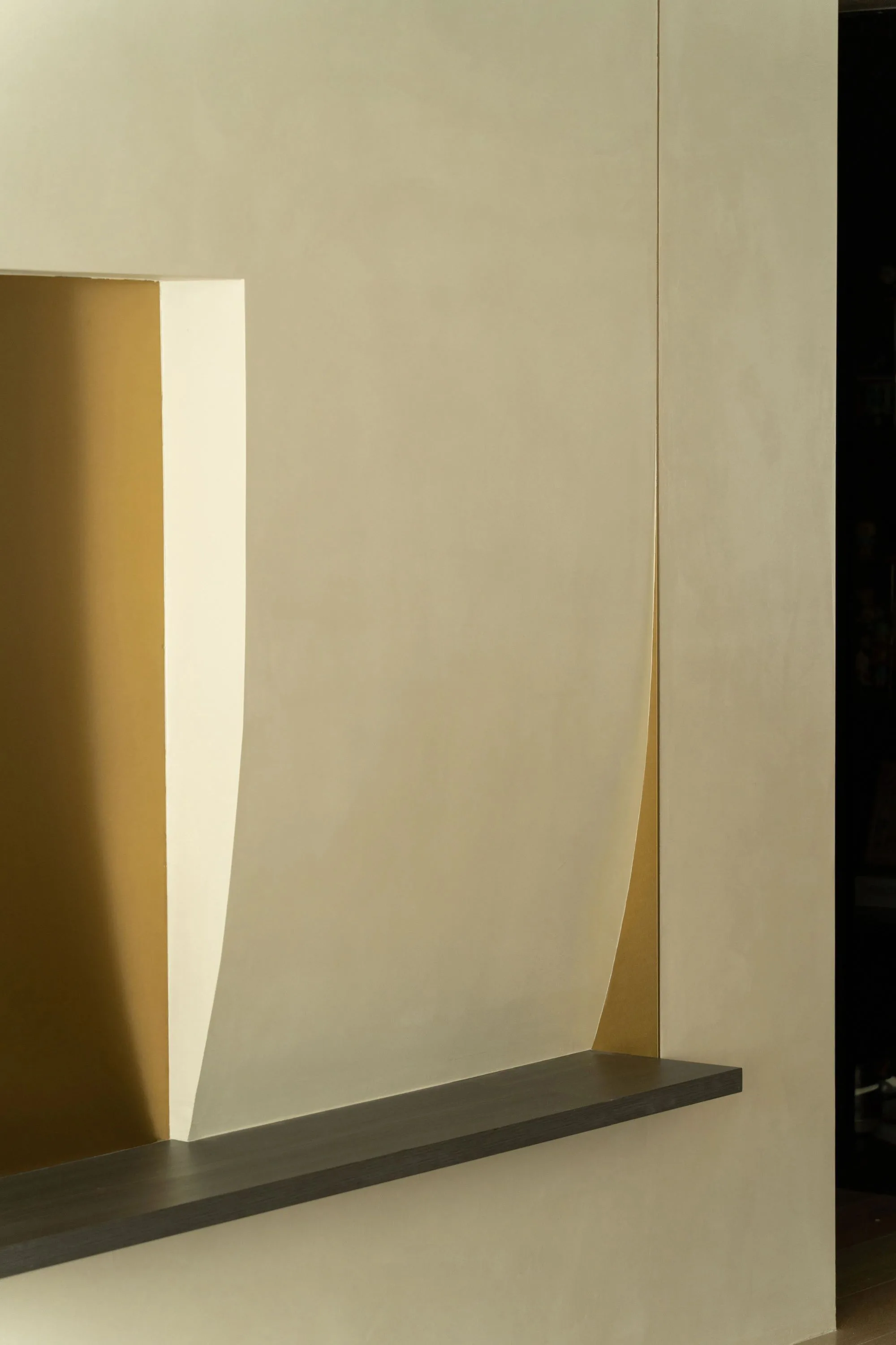 img-01 - 北京西岸 全屋定制·高定整装.></p><p>极简最怕割裂。<br>你买个2.4米门，上面硬加腰线或踢脚线造型，秒变“小户型出租风”。<br>我们一门到顶做到2.75米，橡胶木实心门芯撑得住，宣伟漆面不起橘皮、不显接缝。<img loading=