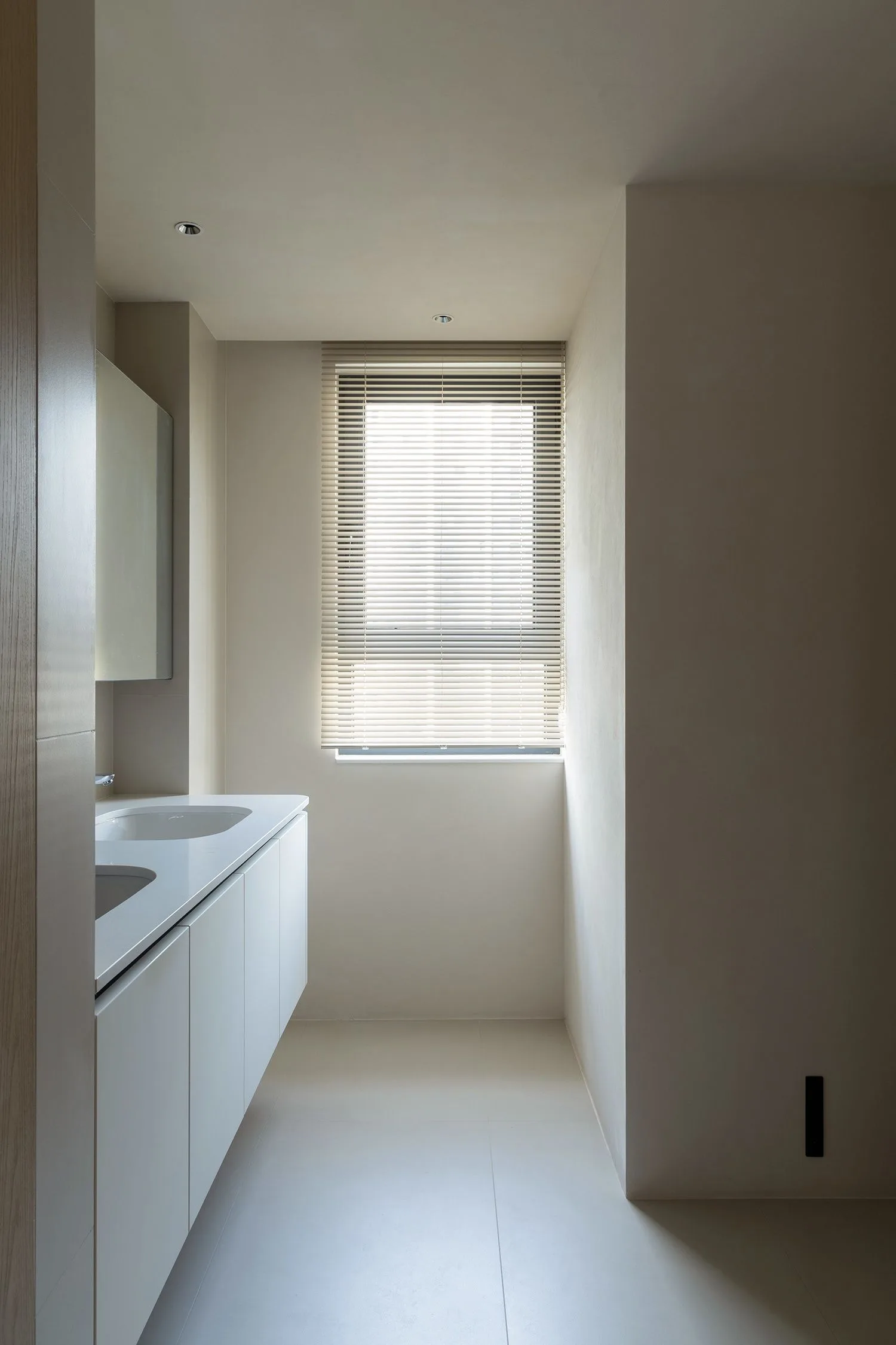 img-01 - 北京西岸 全屋定制·高定整装.></p><p>价格？我们拆开了给你看：1799元/投影起，不是噱头。亦庄一位业主装了12米L型厨房，选1799档，橡胶木柜体+水性漆+一门到顶，含安装不含台面，落地价2.16万，比隔壁店同配置低4000多——省下的钱，够买个好烟机。</p><p>咱不硬推。如果你家厨房常年高湿（比如没窗、挨着卫生间），我建议加防潮背板；家里有老人小孩，水性漆比PU漆更安心——不是因为它“高级”，是它挥发物少，你闻着不晕，孩子跑跳时柜角磕不掉漆。<br><img loading=