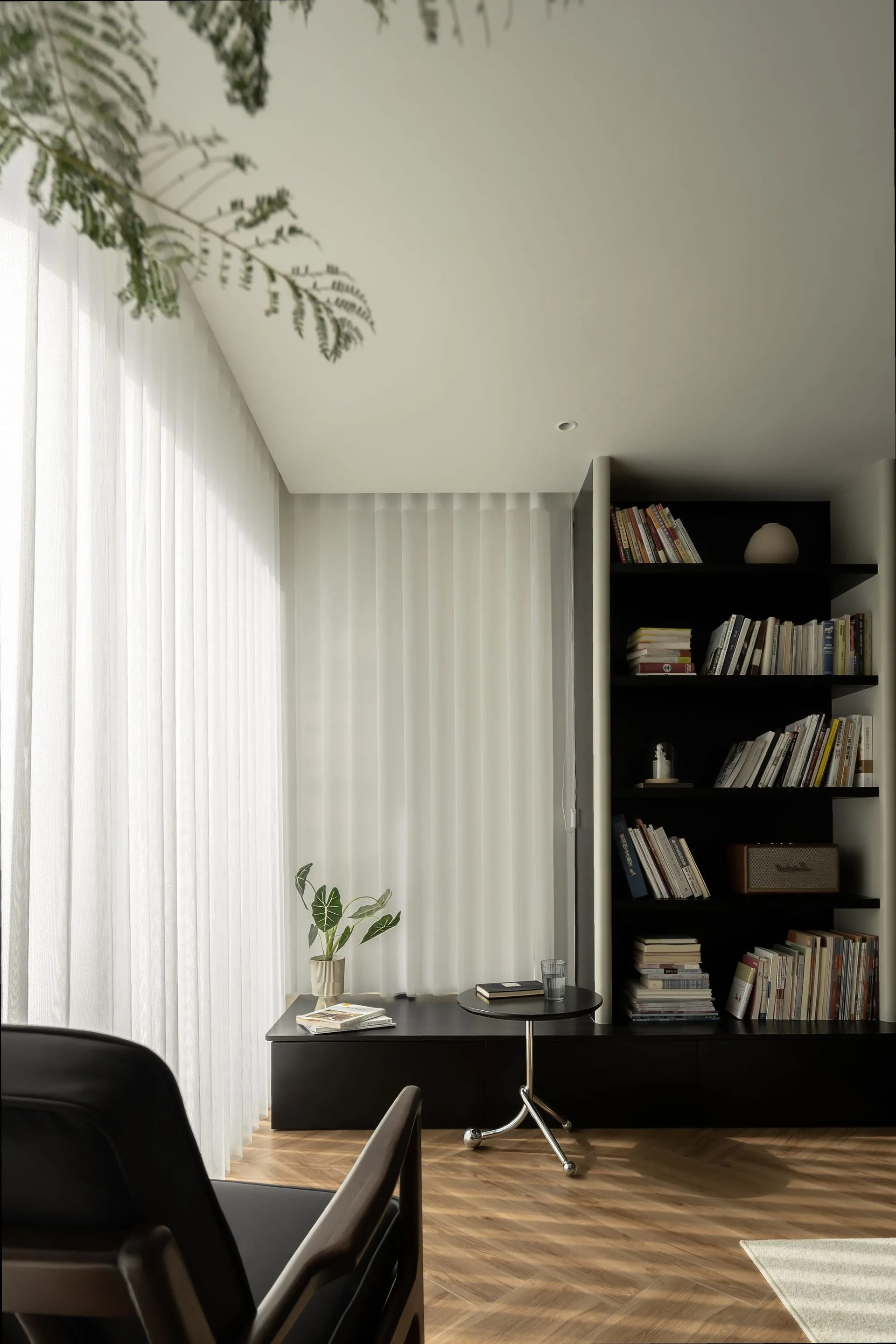 img-01 - 北京西岸 全屋定制·高定整装.></p><p>一门到顶做到2.75米，不是为炫技。是减少视觉断点，让极简真正立得住。去年顺义一个项目，客户坚持不做踢脚线+一门到顶+同色收口条，完工那天自己拍了十分钟视频，说‘终于不像出租屋了’。<img loading=