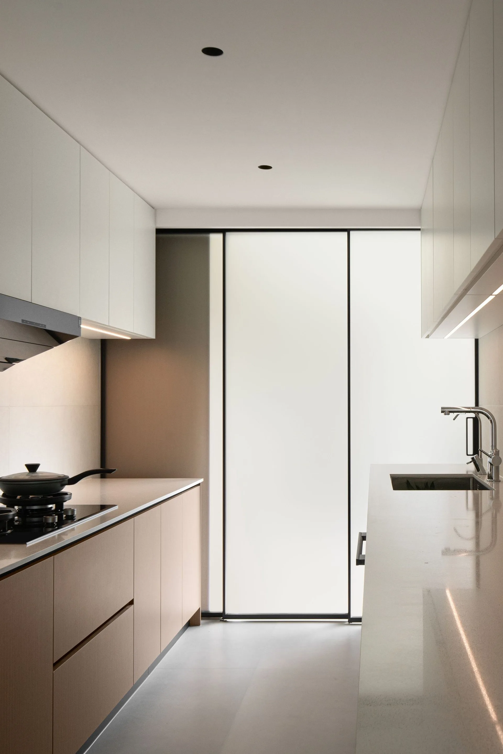 img-01 - 北京西岸 全屋定制·高定整装.></p><p>门、墙、柜同批生产、同色同漆。不是“差不多白”，是同一桶漆、同一台喷房、同一天下线。顺义后沙峪那户，27樘门+18延米墙板+42平米柜子，现场拼接，业主拿手机电筒照缝，愣是没找出一条色差。</p><p><img loading=