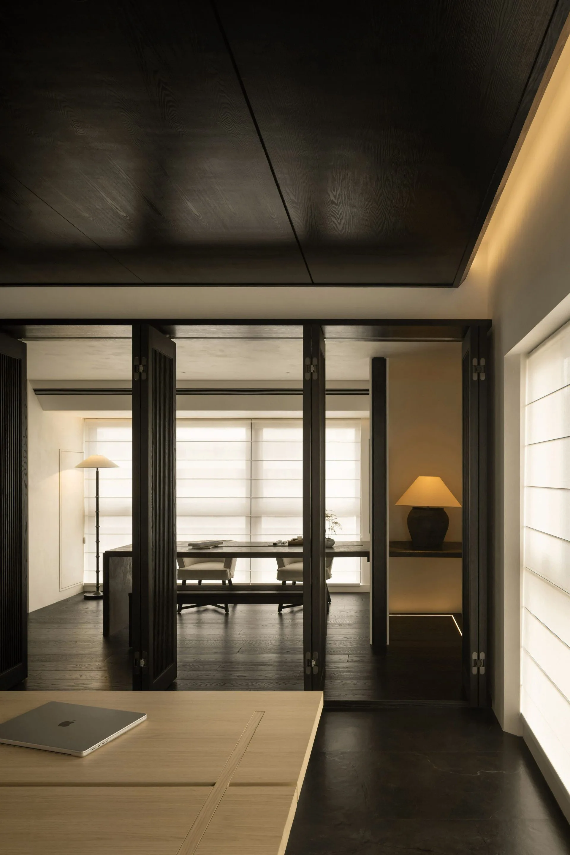 img-01 - 北京西岸 全屋定制·高定整装.></p><p>漆用宣伟（Sherwin-Williams）原厂水性漆，不是国产代工版。我们自己建了6间恒温恒湿喷漆房，每道漆后红外线固化，漆膜厚度实测0.15mm以上。顺义60000㎡工厂，省掉中间商，才敢把1799元/投影起步价做实。<img loading=
