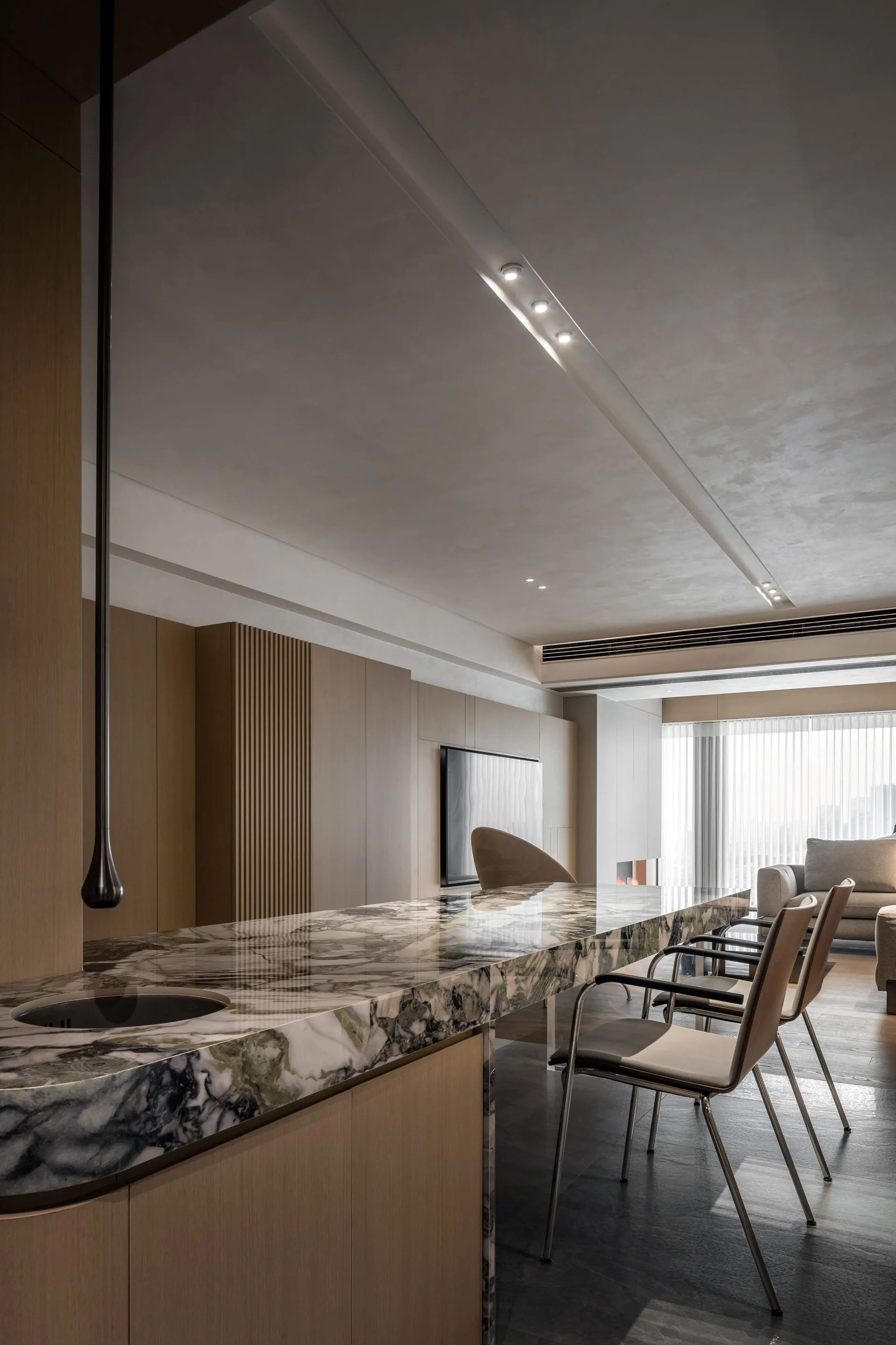 现代极简原木风客厅实景：大理石台面、木质柜体、格栅墙面、嵌入式电视、金属椅腿、隐藏式灯光