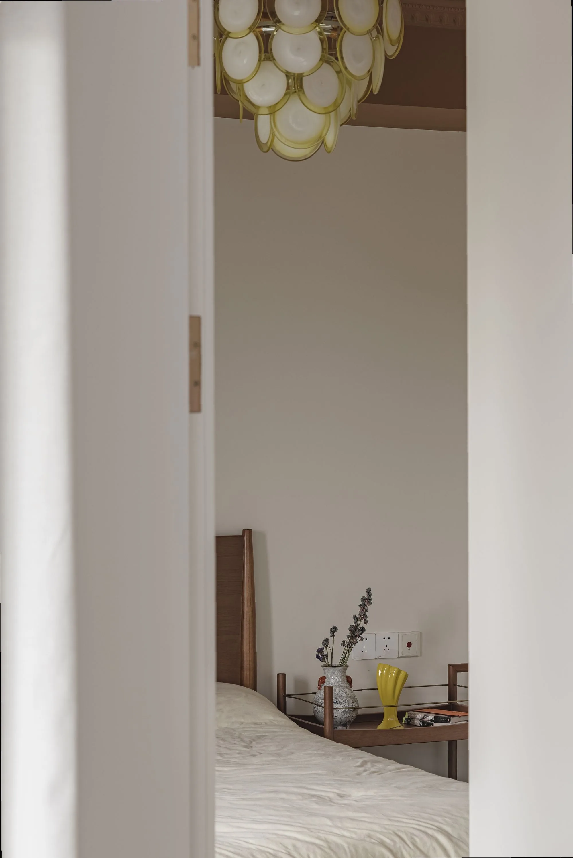 img-01 - 北京西岸 全屋定制·高定整装.></p><p>一门到顶做到2.75米。不是为了好看，是小户型真需要这个高度来拉伸视觉。同一批次喷漆、同温同湿烘干，柜门、木门、墙板颜色肉眼几乎分不出差别。你拍照发朋友圈，没人猜得出这是定制的。</p><p><img loading=