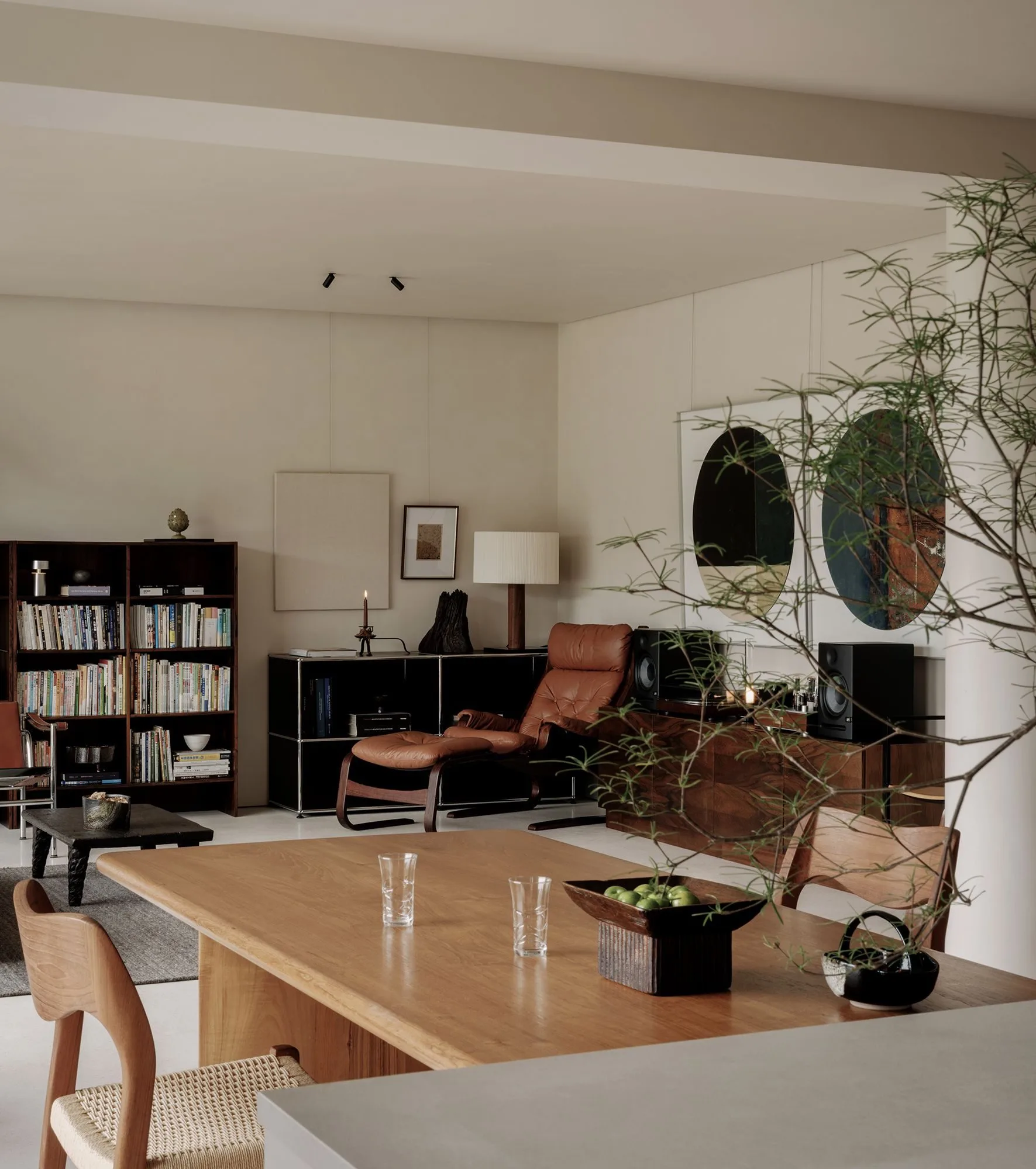 img-01 - 北京西岸 全屋定制·高定整装.></p><p>漆用宣伟原厂水性漆,不是代工贴牌。恒温恒湿房里喷涂,漆膜饱满不发白,刷完72小时就能进人,没刺鼻味。<img loading=