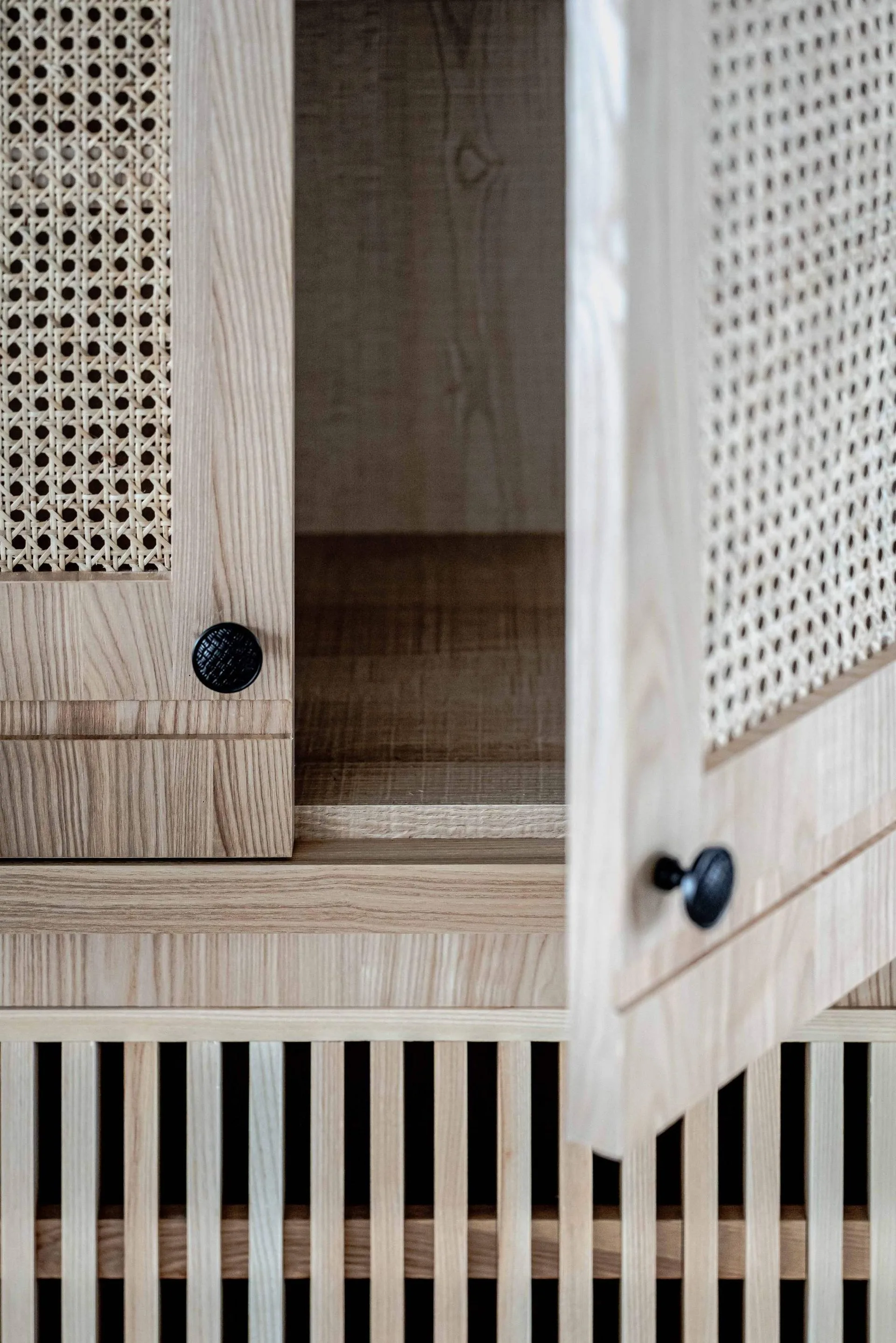 img-01 - 北京西岸 全屋定制·高定整装.></p><p>一门到顶做到2.75米,少一道接缝,就少一处藏灰、少一处变形风险。厂里压板机每天校准三次,误差不超过0.15mm——质检员拿塞尺卡出来的。<img loading=