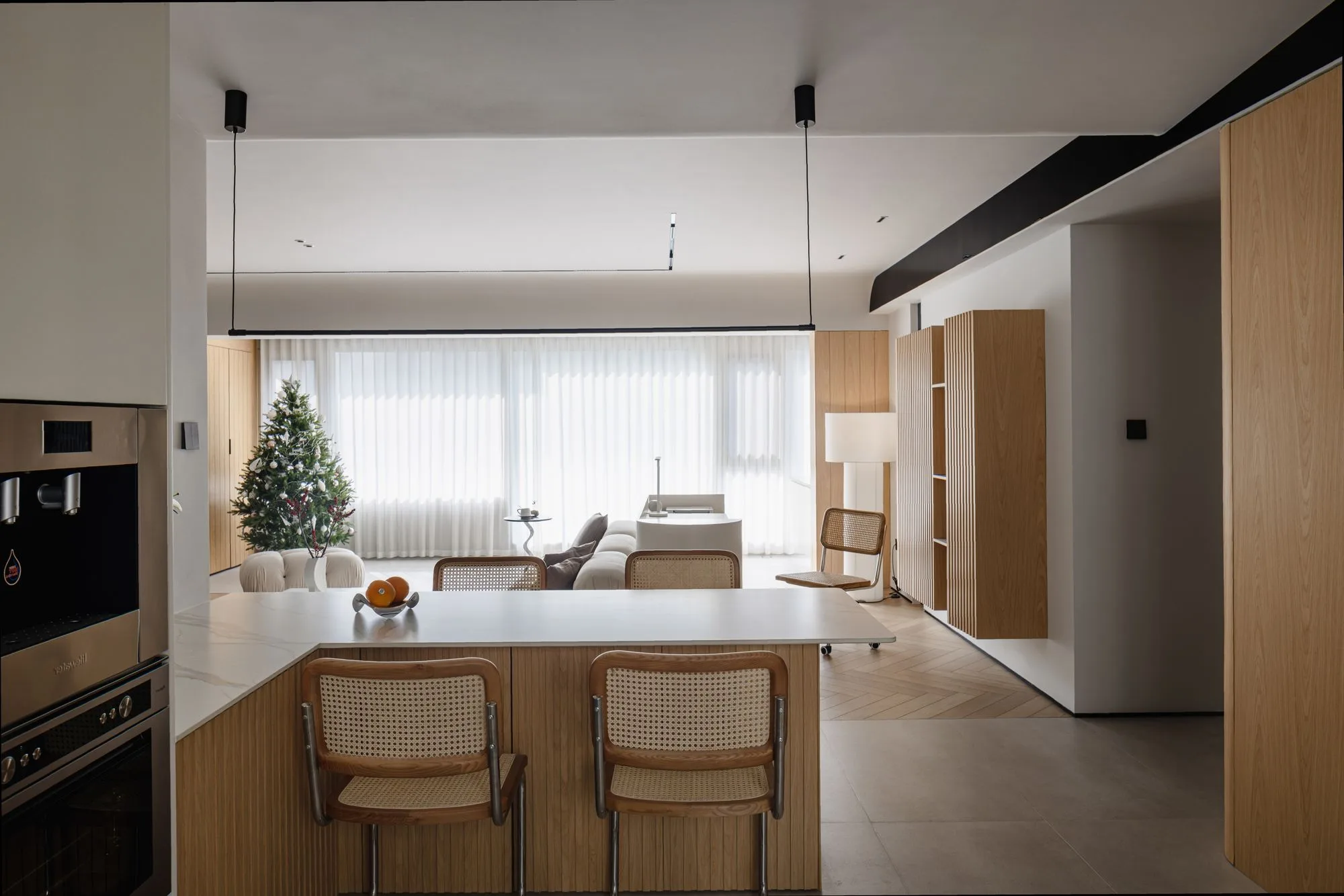 img-01 - 北京西岸 全屋定制·高定整装.></p><p>极简风最怕柜门、木门、墙板三张脸。我们门墙柜一体,同批次生产、同一批漆、同一台喷枪、同一间恒温恒湿房晾干。不是‘尽量一致’,是肉眼几乎分不出差别。你来顺义厂里看样板间,三块板并排挂墙上,连灯光下纹路走向都对得上。</p><p><img loading=