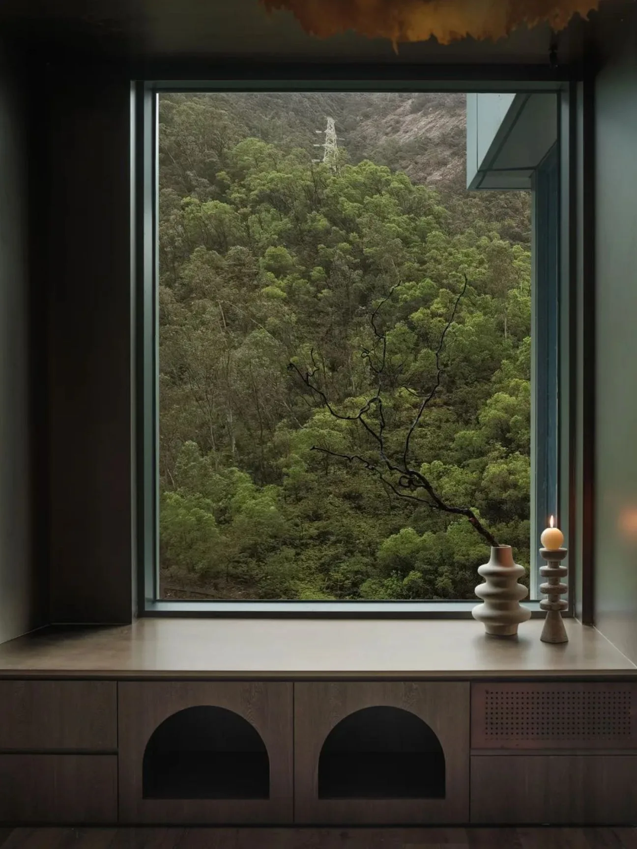 img-01 - 北京西岸 全屋定制·高定整装.></p><p>一门到顶做到2.75米,不是为了炫技。是让竖条纹墙板和柜门线条真正‘连上气’。你看这张图里灰色竖纹墙板和柜门,颜色纹路几乎无缝衔接,靠的是同源木料+同缸调色+同线喷涂。<img loading=